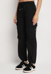 Czarne Spodnie Cargo z Bawełną i Wysokim Stanem Janoviera. Czarne spodnie materiałowe damskie Born2be, bez wzorów, z bawełny, eleganckie, z podwyższonym stanem. Za 49.99 zł.