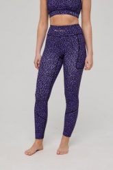 Legginsy Infinite z wysokim stanem – fioletowa panterka. Fioletowe legginsy damskie OOSC, bez wzorów, z materiału. Za 245.99 zł.