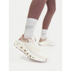 Buty do biegania Reebok. Białe obuwie sportowe damskie Reebok, bez wzorów, bez zapięcia, do biegania. Za 349.99 zł.