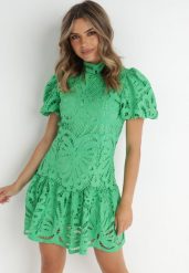 Zielona Sukienka Cilleis. Zielone sukienki damskie Born2be, s, z aplikacjami, z koronki, eleganckie, bez kołnierzyka, bez ramiączek, mini. Za 99.99 zł.