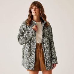 Kurtka turystyczna przeciwdeszczowa damska Orla Kiely Swing wodoodporna. Niebieskie kurtki sportowe damskie Regatta, bez wzorów, z tkaniny, bez ramiączek, bez kaptura. Za 319.99 zł.