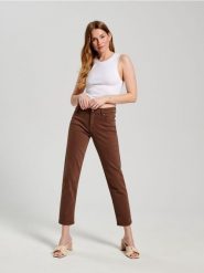 Jeansy straight mid waist - brązowy. Brązowe jeansy damskie Sinsay, bez wzorów, z bawełny. W wyprzedaży za 49.99 zł.