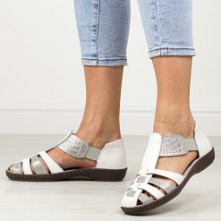 Białe skórzane sandały damskie T.Sokolski 622. Białe sandały damskie Sokolski, bez wzorów, z materiału, bez obcasa, na obcasie, bez zapięcia. Za 179.00 zł.