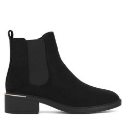 Botki Clara Barson. Czarne botki damskie Clara Barson, bez wzorów, bez obcasa, na płaskiej podeszwie, bez zapięcia. Za 139.99 zł.