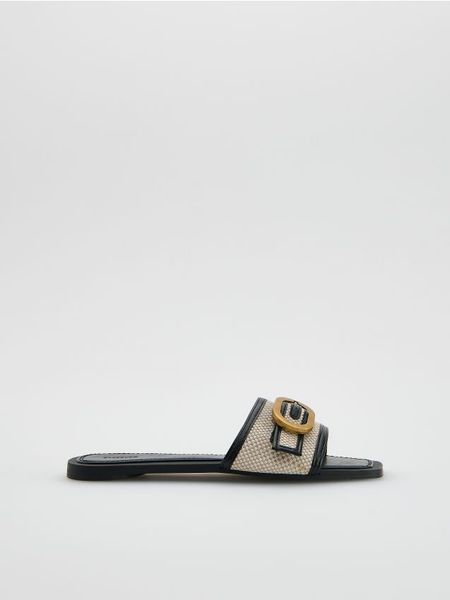 Klapki z klamrą - wielobarwny. Klapki damskie Reserved, bez wzorów, ze skóry, bez obcasa, bez zapięcia. W wyprzedaży za 39.99 zł.