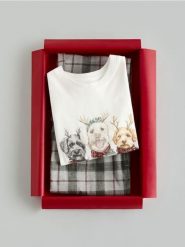 Dwuczęściowa piżama z motywem świątecznym - złamana biel. Piżamy męskie Reserved, l, bez wzorów, z bawełny, bez kołnierzyka, bez ramiączek. Za 139.99 zł.