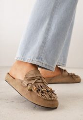 Beżowe Klapki VICES Typu Mule z Koralikami Frędzlami i Kokardą Dioleora. Brązowe klapki damskie Born2be, z aplikacjami, eleganckie, bez obcasa, na płaskiej podeszwie, bez zapięcia. Za 119.99 zł.