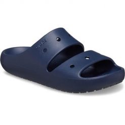 Klapki damskie Crocs Classic V2. Niebieskie klapki damskie Crocs, bez wzorów, z materiału, bez obcasa, bez zapięcia. Za 216.00 zł.