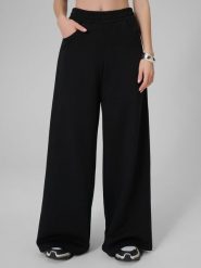 4F Spodnie dresowe z szerokimi nogawkami damskie - czarne L. Czarne spodnie dresowe damskie 4F, bez wzorów, z bawełny, do biegania. Za 149.99 zł.