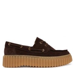 Półbuty Clarks. Brązowe półbuty damskie Clarks, bez wzorów, bez obcasa, na płaskiej podeszwie, bez zapięcia. Za 519.99 zł.