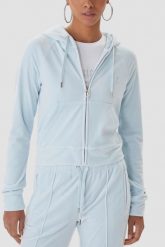 JUICY COUTURE Błękitna bluza damska Madison Outline, Rozmiar XS. Niebieskie bluzy damskie Juicy Couture, s, bez wzorów, z materiału, bez ramiączek, z kapturem. W wyprzedaży za 217.99 zł.