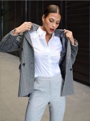 Koszula slim - biały. Białe koszule damskie Sinsay, l, bez wzorów, z bawełny, bez kołnierzyka, bez ramiączek. Za 39.99 zł.
