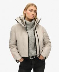 Superdry Kurtka SD Windbreaker z kapturem i haftem – Krój boxy. Brązowe kurtki sportowe damskie Superdry, bez wzorów, z materiału, bez ramiączek, z kapturem. Za 432.45 zł.