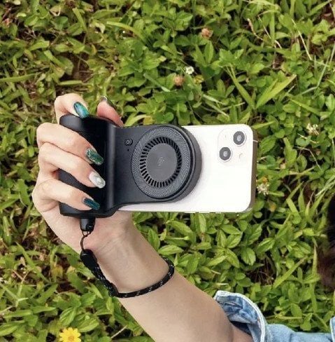 Adam Elements Selfie Shot Magnetic Hand Grip - magnetyczny uchwyt do ręki z powerbankiem 5000mAh czarny - Gwarancja bezpieczeństwa. Proste raty. Bezpł. Czarne powerbanki ADAM elements. Za 377.60 zł.