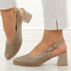 Cappucciono skórzane Polskie czółenka damskie Deoni D136. Czółenka damskie Deoni, na lato, w ażurowe wzory, ze skóry, biznesowe, bez obcasa, na obcasie, bez zapięcia. W wyprzedaży za 386.10 zł.