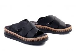 RIEKER V7989-00 black, klapki damskie. Czarne klapki damskie Rieker, na lato, bez wzorów, bez obcasa, na koturnie, bez zapięcia. Za 289.90 zł.