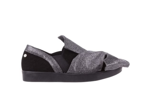 Trampki Bayla-172 M003 Czarny, Skóra naturalna - 37. Czarne trampki i tenisówki damskie Bayla, bez wzorów, z materiału, bez zapięcia. W wyprzedaży za 89.10 zł.