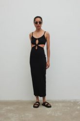 Sukienka z ozdobnymi wycięciami w kolorze BLACK - VENDA MAXI-XS/S. Czarne sukienki damskie Marsala, m, bez wzorów, z bawełny, wakacyjne, bez kołnierzyka, bez ramiączek, maxi, dopasowane. Za 319.90 zł.