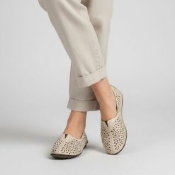 Półbuty damskie Artiker, cholewka skóra naturalna perforowana wsuwana konstrukcja miękkie wykończenie niski profil elastyczne boki lekka forma, beżow. Brązowe półbuty damskie Artiker, bez wzorów, ze skóry, bez kołnierzyka, bez ramiączek. Za 209.00 zł.