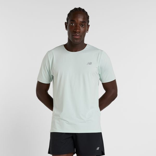 Koszulka męska New Balance MT43213CYS – zielona. Zielone koszulki sportowe męskie New Balance, m, bez wzorów, z materiału, bez ramiączek, do biegania. Za 189.99 zł.