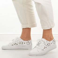 Białe ażurowe skórzane półbuty damskie Cambell 19432. Białe półbuty damskie Cambell, na jesień, w ażurowe wzory, z jeansu, casualowe, bez obcasa, na płaskiej podeszwie, bez zapięcia. Za 219.00 zł.