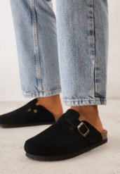 Czarne Zamszowe Klapki w Stylu Chodaków Ozdobione Klamrą Irinania. Czarne klapki damskie Born2be, bez wzorów, z materiału, bez obcasa, na płaskiej podeszwie, bez zapięcia. Za 159.99 zł.