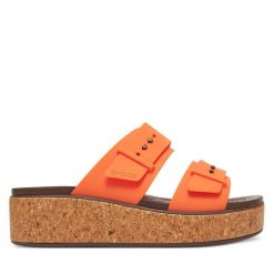 Klapki Crocs. Brązowe klapki damskie Crocs, bez wzorów, bez obcasa, bez zapięcia. Za 199.99 zł.