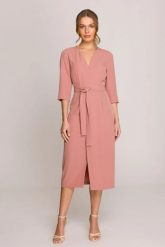 Elegancka sukienka midi z dekoltem V i rozcięciem różana. Czerwone sukienki damskie Stylove, do pracy, na lato, s, bez wzorów, biznesowe, bez kołnierzyka, bez ramiączek, midi, ołówkowe. Za 389.00 zł.