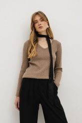 WEŁNIANY SWETER BETTY TAUPE M - Flawless. Swetry nierozpinane damskie Flawless, l, bez wzorów, z wełny, biznesowe, bez kołnierzyka, bez ramiączek. Za 413.00 zł.