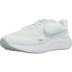 Tenisówki Nike Model Downshifter 12 C/o Kolor Biały. Białe trampki męskie Nike, bez wzorów, z materiału, sportowe, bez zapięcia. Za 366.00 zł.