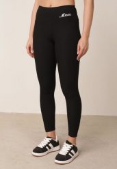 Czarne Legginsy w Prążki z Wysokim Stanem Ozdobione Haftowanym Napisem Aegerine. Czarne legginsy damskie Born2be, m, z aplikacjami, z jeansu, z podwyższonym stanem. Za 29.99 zł.