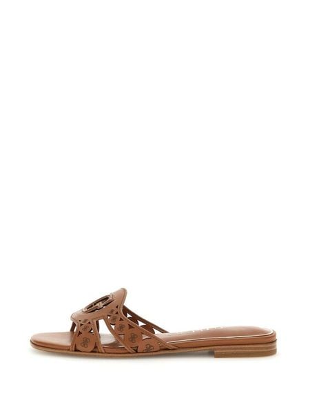 Guess Klapki FLJCS2 LEA03 Brązowy. Brązowe klapki damskie Guess, z aplikacjami, ze skóry, bez obcasa, bez zapięcia. Za 274.99 zł.