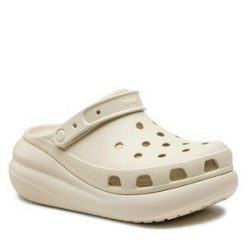 Klapki Crocs. Brązowe klapki damskie Crocs, bez wzorów, bez obcasa, bez zapięcia. Za 339.99 zł.