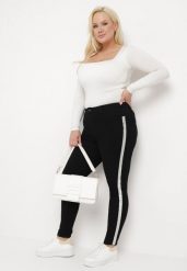 Czarne Dopasowane Jeansy z Regularnym Stanem i Lampasami Nelipha. Czarne jeansy damskie Born2be, bez wzorów, z jeansu, eleganckie, plus size. Za 49.99 zł.