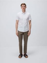 Bawełniana koszula super slim fit - biały. Białe koszule męskie Reserved, l, bez wzorów, z bawełny, bez kołnierzyka, bez ramiączek. W wyprzedaży za 69.99 zł.