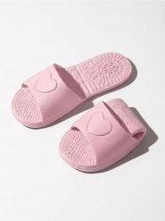 Składane klapki z motywem serca - różowy. Czerwone klapki damskie Sinsay, bez wzorów, bez obcasa, bez zapięcia. Za 15.99 zł.