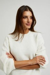 Sweter z bufiastymi rękawami z dodatkiem wełny biały. Białe swetry nierozpinane damskie MOODO, l, bez wzorów, z poliesteru, bez kołnierzyka, bez ramiączek. W wyprzedaży za 63.99 zł.