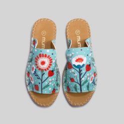 Mumka Shoes Klapki wegańskie wzór biedronki i kwiaty Mumka-36. Klapki damskie Mumka Shoes, bez wzorów, bez obcasa, bez zapięcia. Za 126.75 zł.