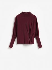 Sweter z ozdobnym detalem - bordowy. Czerwone swetry nierozpinane damskie Reserved, l, bez wzorów, z dzianiny, bez kołnierzyka, bez ramiączek. Za 129.99 zł.