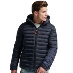 Kurtka z kapturem Superdry Fuji Sport. Niebieskie kurtki sportowe męskie Superdry, na zimę, s, z aplikacjami, z materiału, z kapturem. Za 510.40 zł.