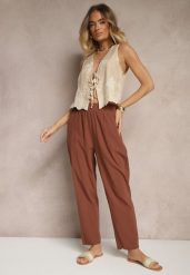 Ciemnobrązowe Spodnie z Bawełny High Waist Sonirea. Brązowe spodnie materiałowe damskie Renee, bez wzorów, z bawełny, z podwyższonym stanem. Za 39.99 zł.