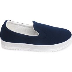 Granatowe Tenisówki Slip On M011 Granatowy. Niebieskie trampki i tenisówki damskie ButyModne, bez wzorów, bez zapięcia. Za 69.00 zł.