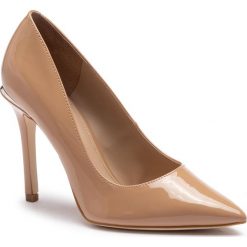 Szpilki GUESS - Bellamy2 FL6BY2 PAF08 DTAN. Brązowe szpilki damskie Guess, z aplikacjami, z materiału, bez obcasa, na obcasie, bez zapięcia. W wyprzedaży za 339.00 zł.