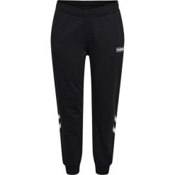 Damskie spodnie dresowe plus Hummel Legacy. Czarne spodnie sportowe damskie Hummel, bez wzorów, z dresówki, sportowe, na fitness i siłownię. W wyprzedaży za 193.50 zł.