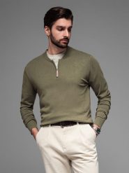 Sweter męski z wiskozą i rozpinanym dekoltem oliwkowy V1 OM-SWZS-0124 XXL. Zielone swetry męskie Ombre, m, bez wzorów, z wiskozy, bez kołnierzyka, bez ramiączek. Za 287.44 zł.