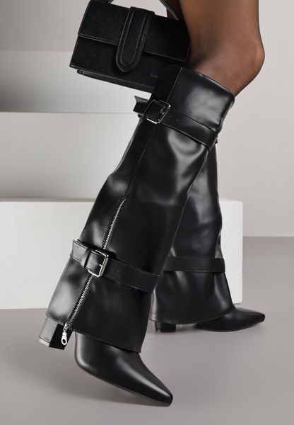 Czarne Kozaki na Słupku z Wywiniętą Cholewką Zdobioną Klamrami i Suwakiem Unwedina. Czarne kozaki damskie Born2be, na zimę, z aplikacjami, z materiału, ze szpiczastym noskiem, bez obcasa, na obcasie, bez zapięcia. Za 159.99 zł.