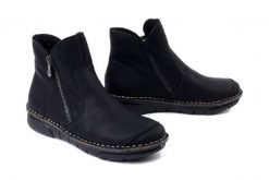 RIEKER 73357-00 black, botki damskie. Czarne botki damskie Rieker, bez wzorów, bez obcasa, bez zapięcia. Za 349.90 zł.