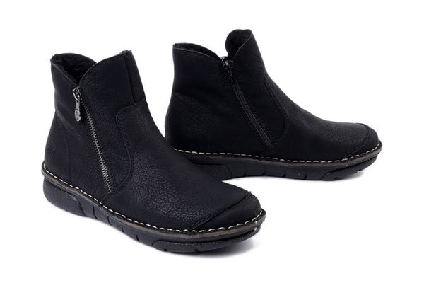 RIEKER 73357-00 black, botki damskie. Czarne botki damskie Rieker, bez wzorów, bez obcasa, bez zapięcia. Za 349.90 zł.