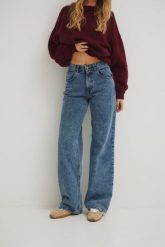 Spodnie jeansowe z szerokimi nogawkami w kolorze DARK DENIM - MANHATTAN. Białe spodnie materiałowe damskie Marsala, z aplikacjami, z denimu, casualowe. Za 459.90 zł.
