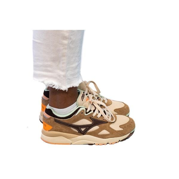 Trampki Mizuno Sr. Czerwone trampki męskie Mizuno, bez wzorów, z materiału, eleganckie, bez zapięcia. Za 219.99 zł.